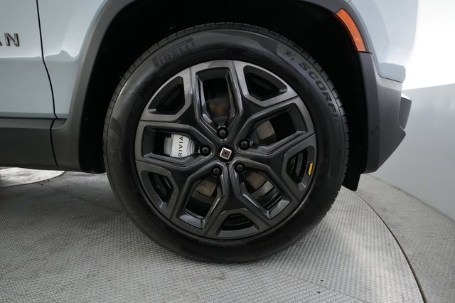 2025 Rivian R1S — photo 16 of 24