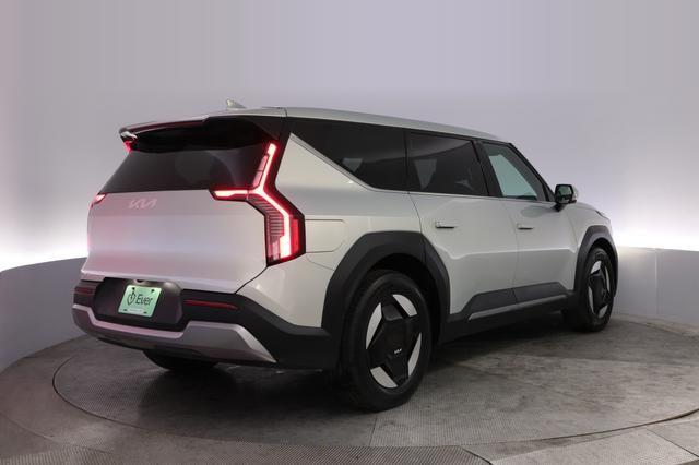 2024 Kia EV9 — photo 2 of 23