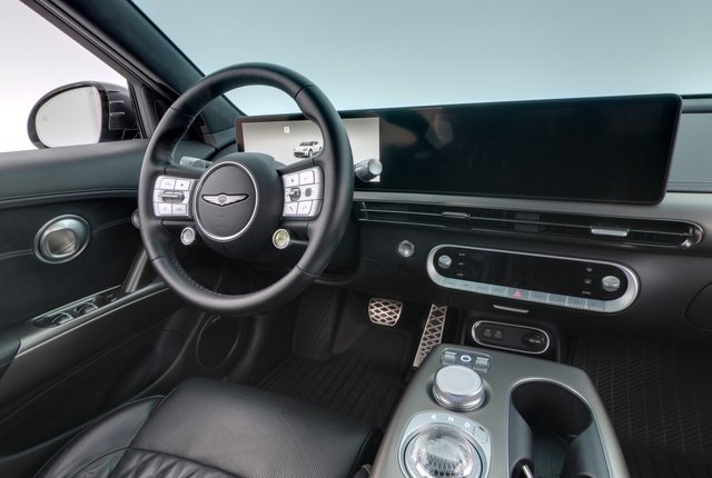 2023 Genesis GV60 — photo 18 of 22