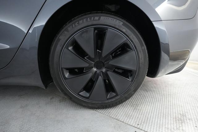 2025 Tesla Model 3 — photo 7 of 21