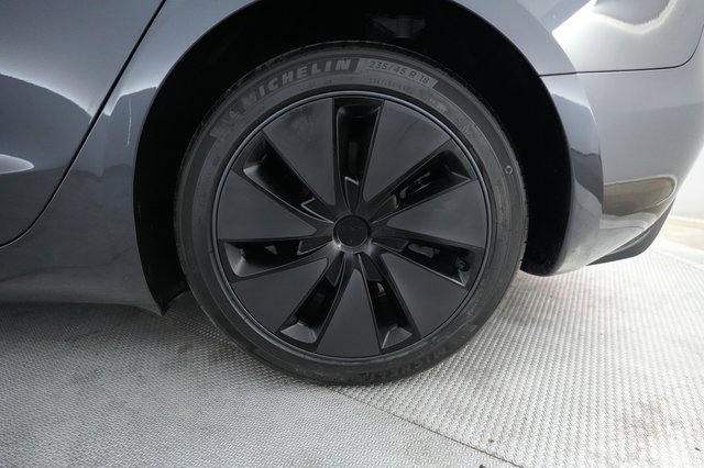 2025 Tesla Model 3 — photo 7 of 21