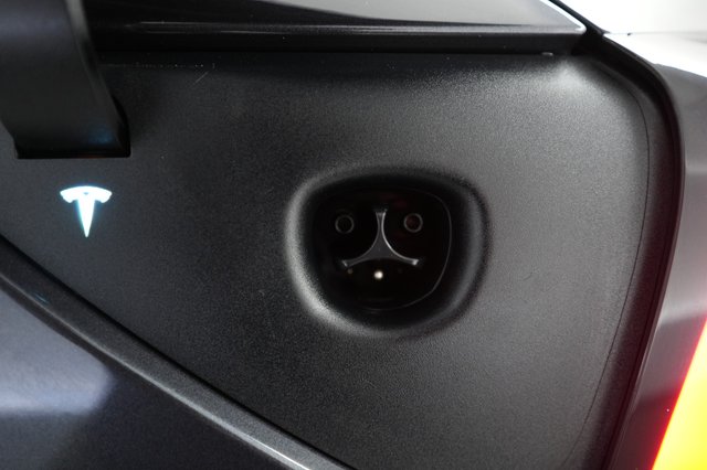 2025 Tesla Model 3 — photo 8 of 21