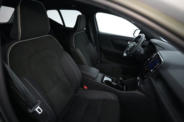 2023 Volvo XC40 Recharge — photo 18 of 23