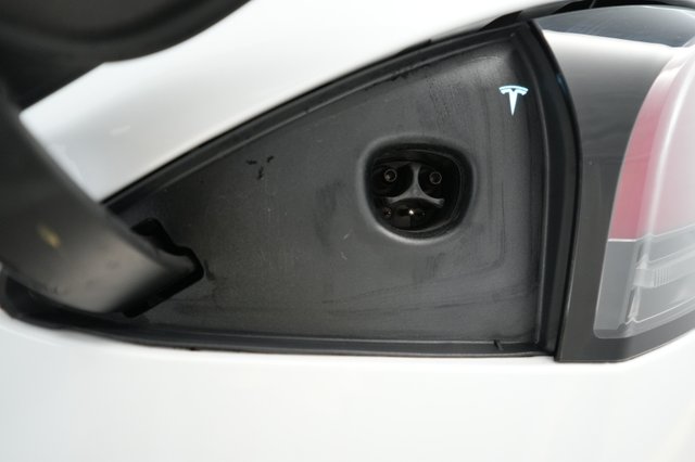 2024 Tesla Model S — photo 8 of 19