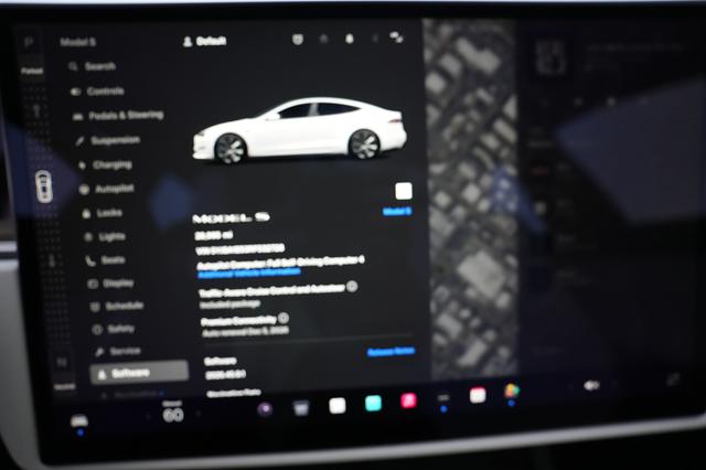 2024 Tesla Model S — photo 5 of 19