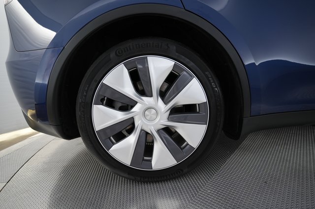 2024 Tesla Model Y — photo 17 of 28