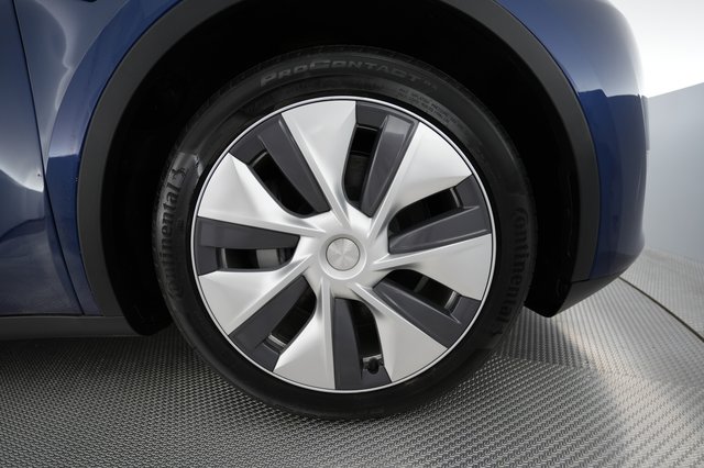 2024 Tesla Model Y — photo 16 of 28