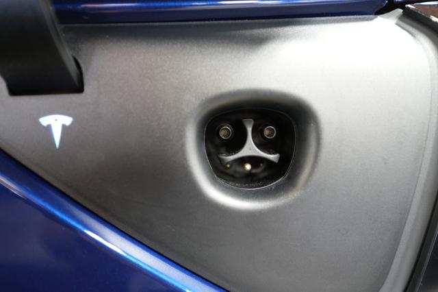 2024 Tesla Model Y — photo 8 of 28