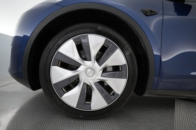 2024 Tesla Model Y — photo 15 of 28