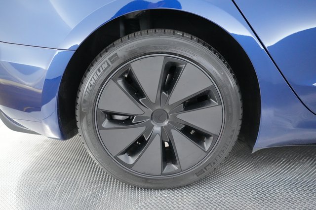 2025 Tesla Model 3 — photo 7 of 23