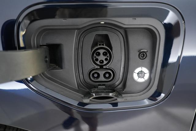 2023 Ford F-150 Lightning — photo 8 of 18