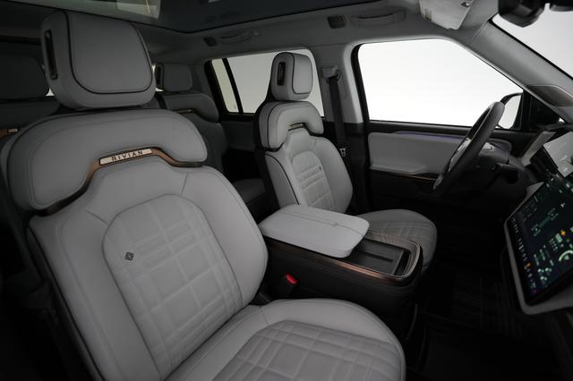 2026 Rivian R1S — photo 4 of 31