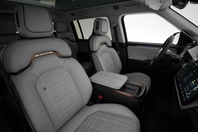 2026 Rivian R1S — photo 4 of 31