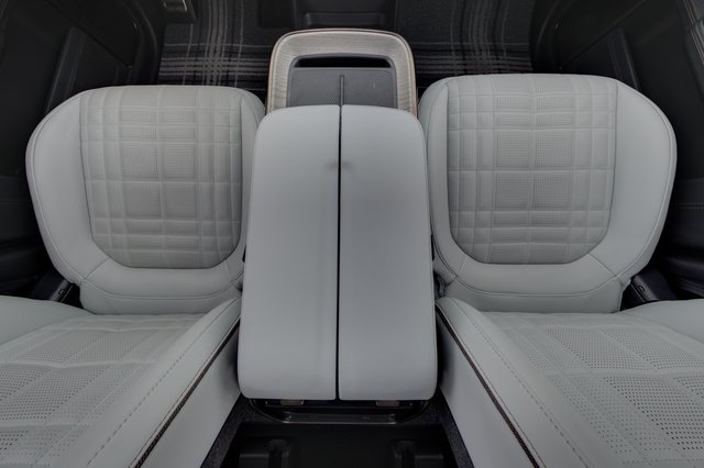 2026 Rivian R1S — photo 24 of 31