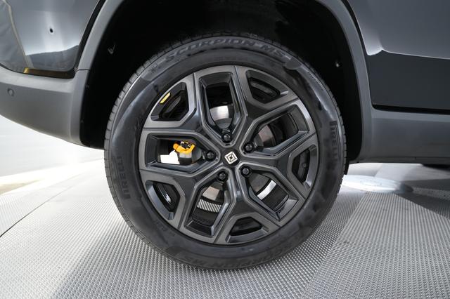 2026 Rivian R1S — photo 7 of 31