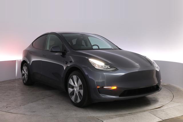 2023 Tesla Model Y — photo 10 of 24