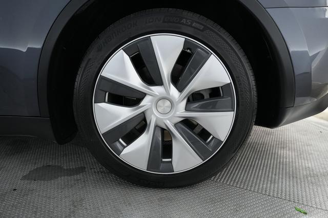 2023 Tesla Model Y — photo 7 of 24