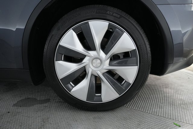 2023 Tesla Model Y — photo 7 of 24