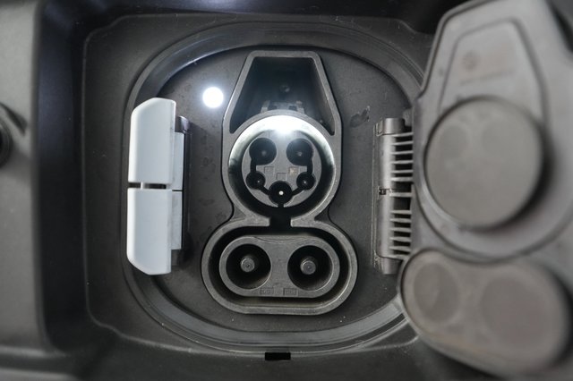 2023 BMW i4 — photo 8 of 21
