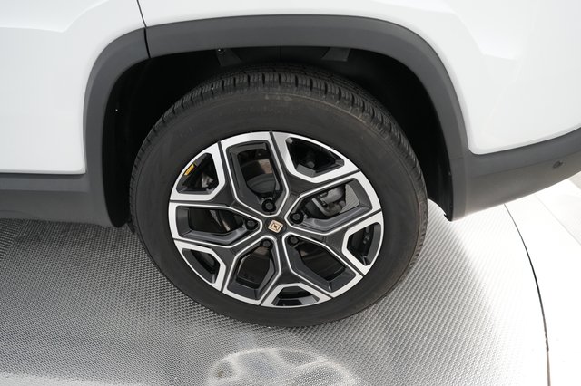 2025 Rivian R1S — photo 15 of 21