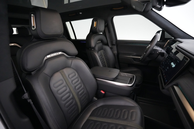 2025 Rivian R1S