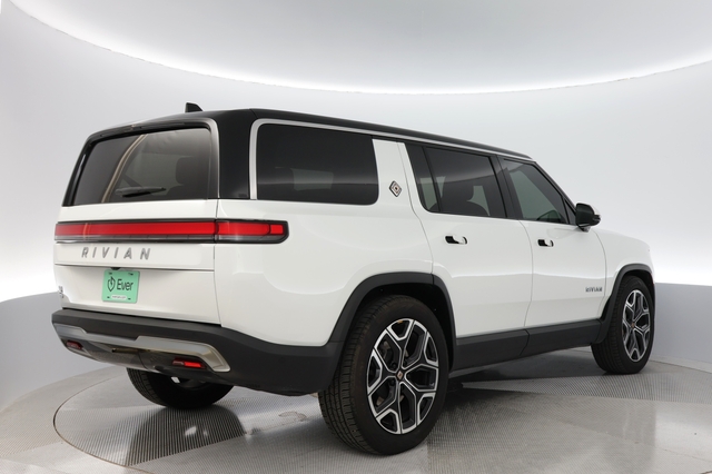 2025 Rivian R1S