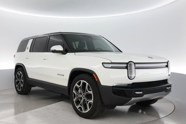 2025 Rivian R1S — photo 9 of 21