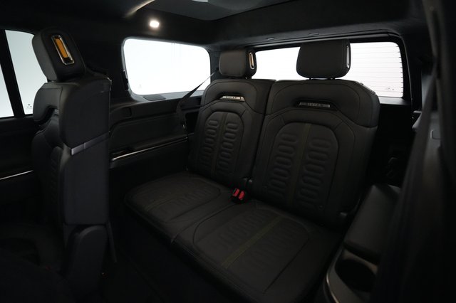 2025 Rivian R1S — photo 18 of 21