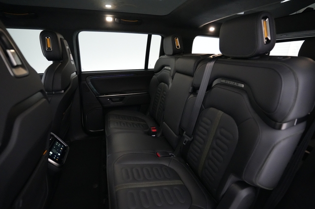 2025 Rivian R1S