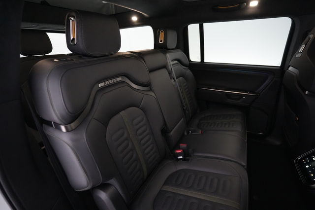 2025 Rivian R1S
