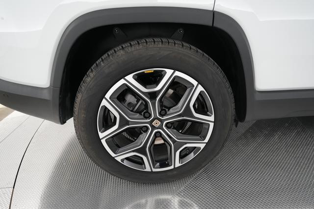 2025 Rivian R1S — photo 7 of 21