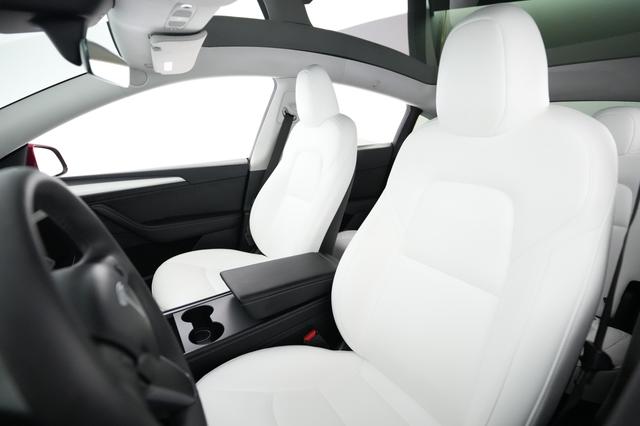 2025 Tesla Model Y — photo 3 of 21