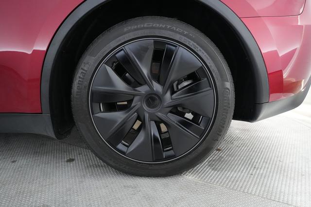 2025 Tesla Model Y — photo 7 of 21