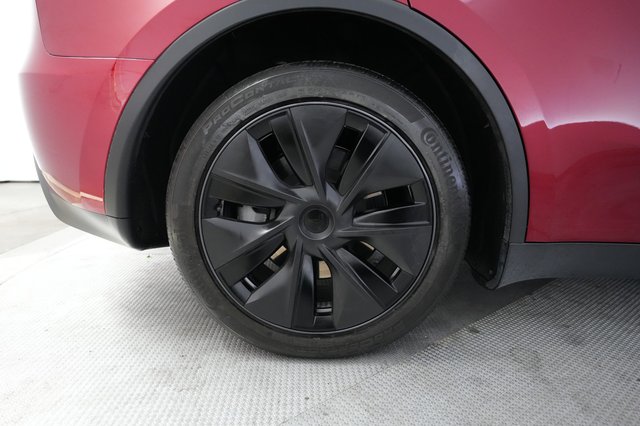 2025 Tesla Model Y — photo 17 of 21