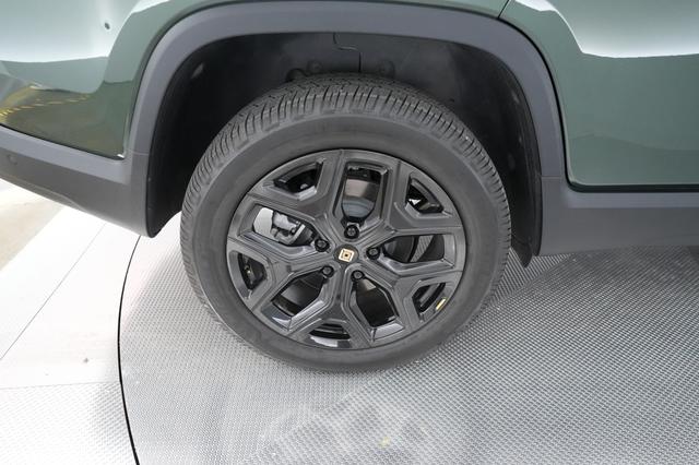 2023 Rivian R1T — photo 7 of 19