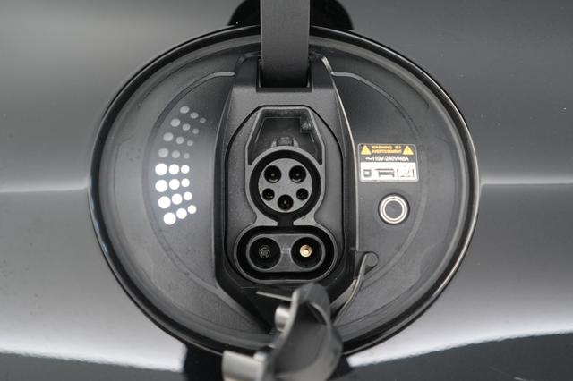 2023 Genesis GV60 — photo 8 of 26