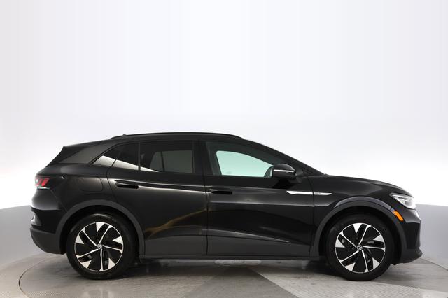 2022 Volkswagen ID.4 — photo 10 of 18