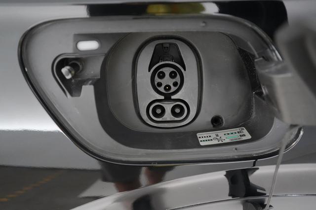 2022 Volkswagen ID.4 — photo 8 of 18