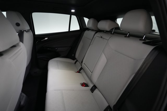 2022 Volkswagen ID.4 — photo 17 of 18