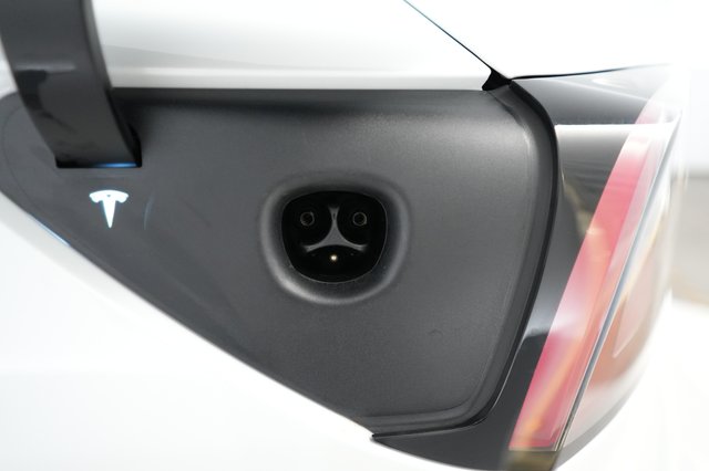 2023 Tesla Model 3 — photo 8 of 23