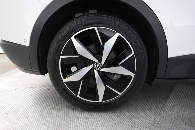2023 Volkswagen ID.4 — photo 17 of 23