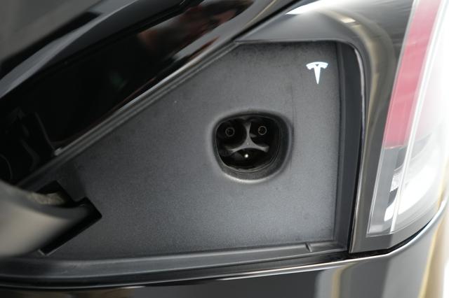 2023 Tesla Model X — photo 8 of 23
