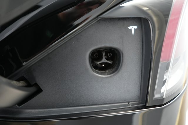 2023 Tesla Model X — photo 8 of 23