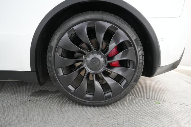 2022 Tesla Model Y — photo 7 of 21