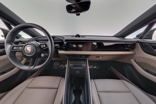 2025 Porsche Macan — photo 21 of 27
