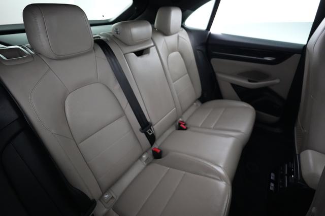 2025 Porsche Macan — photo 4 of 27