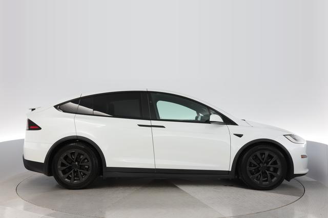 2022 Tesla Model X — photo 10 of 25