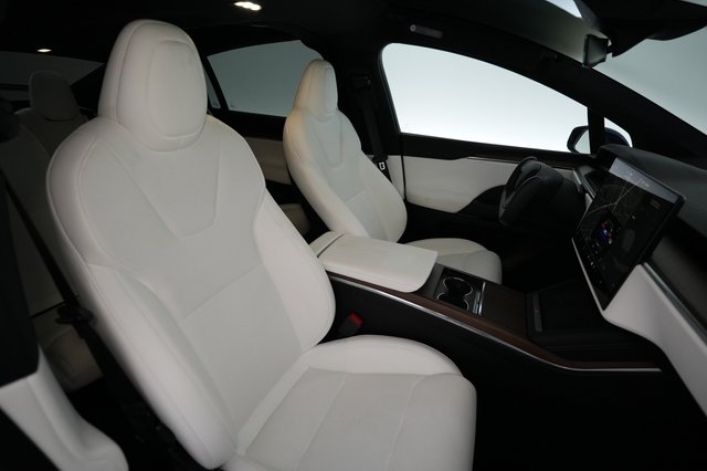 2023 Tesla Model X — photo 18 of 26