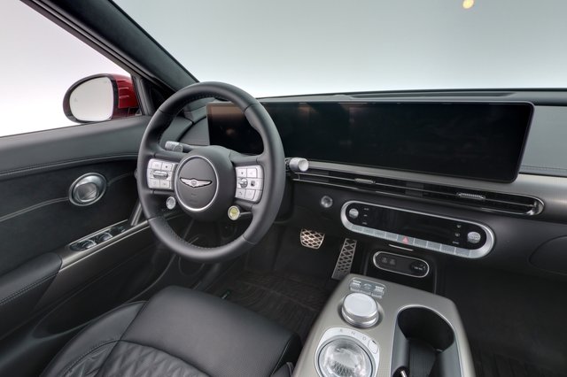 2023 Genesis GV60 — photo 18 of 22