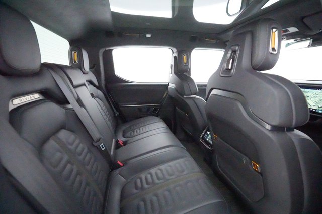 2022 Rivian R1T — photo 4 of 31